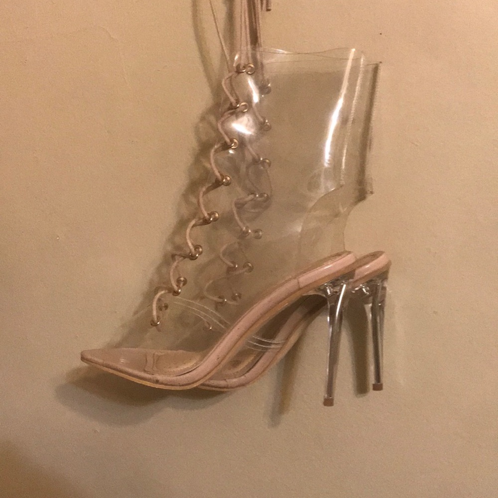 Sexy and comfortable size 7 strap up heels.